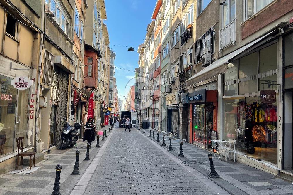 Kadıköy Rasimpaşa Minibüs Yolunda Bahçeli Bodrumlu Dükkan