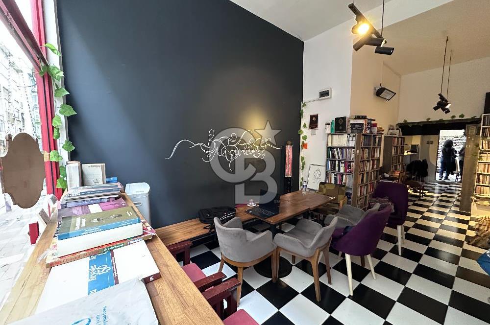 Kadıköy Rasimpaşa Minibüs Yolunda Bahçeli Bodrumlu Dükkan