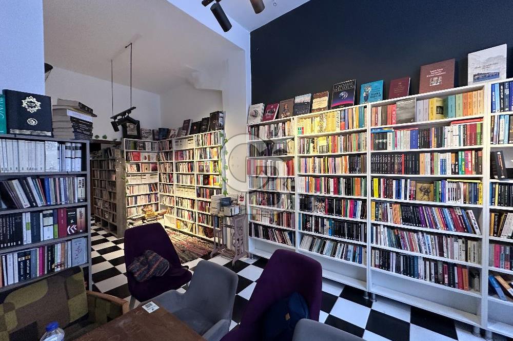 Kadıköy Rasimpaşa Minibüs Yolunda Bahçeli Bodrumlu Dükkan