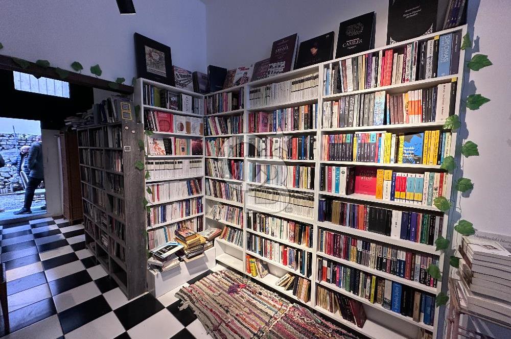 Kadıköy Rasimpaşa Minibüs Yolunda Bahçeli Bodrumlu Dükkan