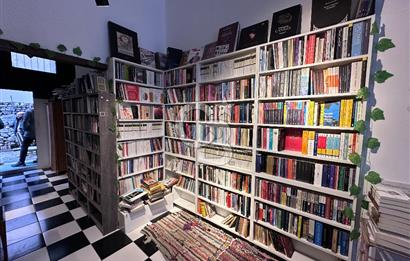 Kadıköy Rasimpaşa Minibüs Yolunda Bahçeli Bodrumlu Dükkan