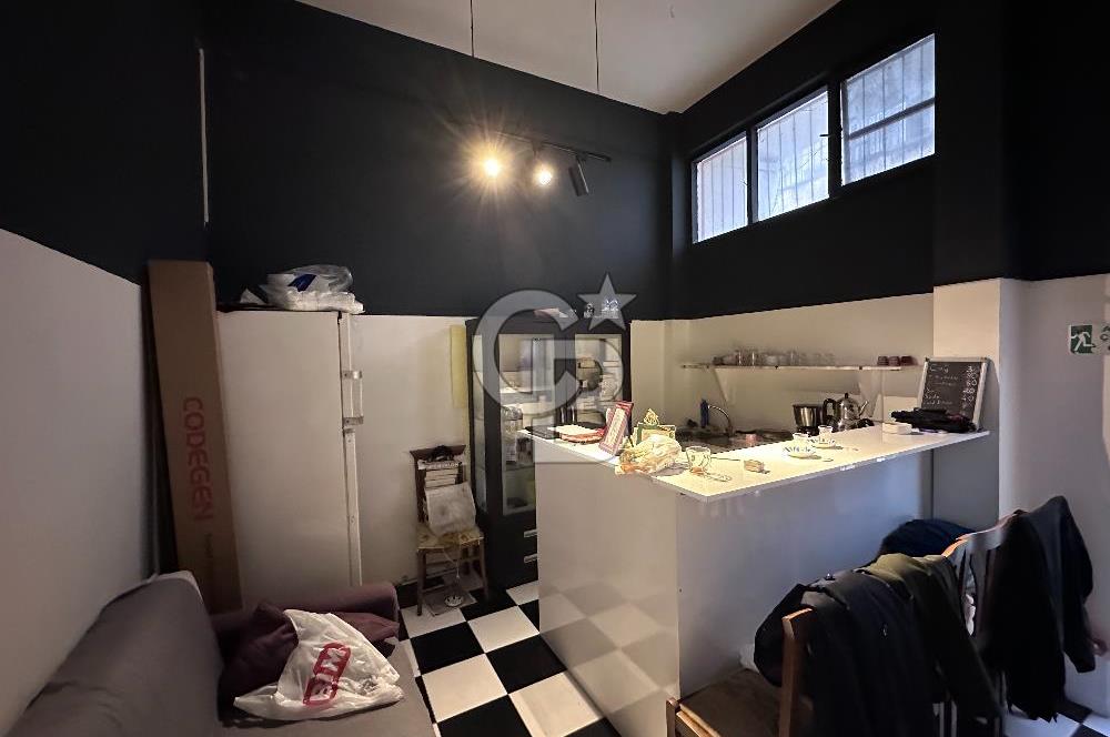 Kadıköy Rasimpaşa Minibüs Yolunda Bahçeli Bodrumlu Dükkan