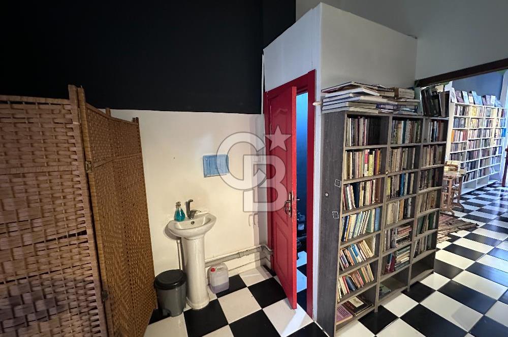 Kadıköy Rasimpaşa Minibüs Yolunda Bahçeli Bodrumlu Dükkan