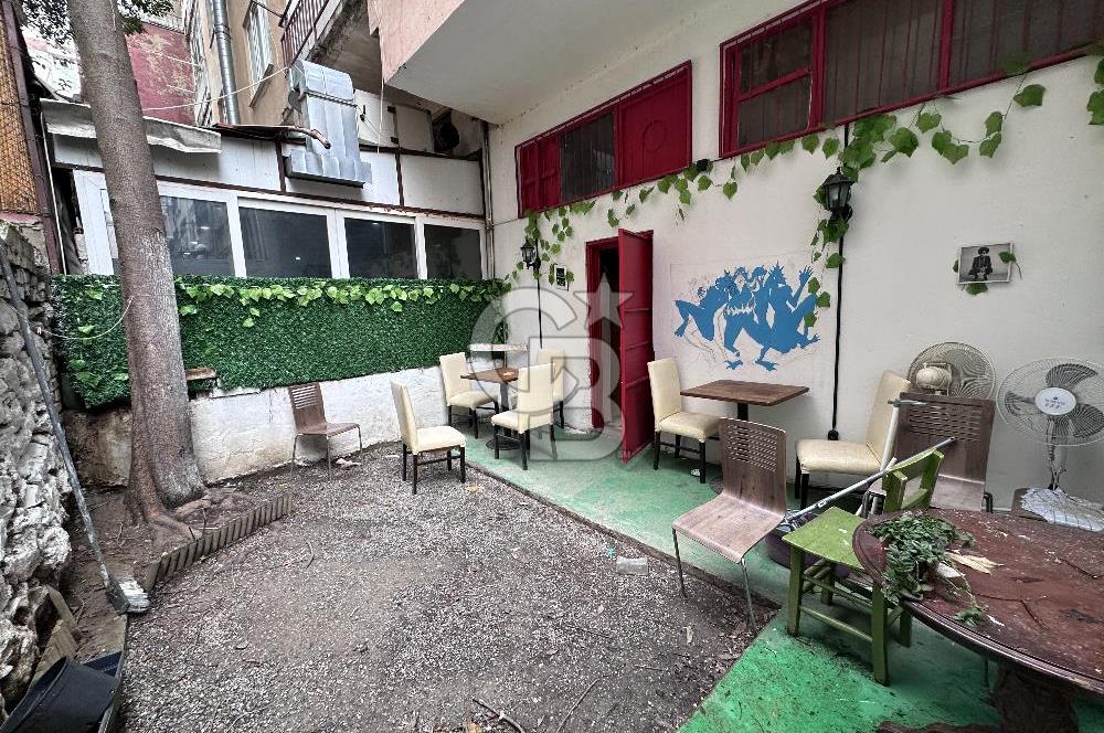 Kadıköy Rasimpaşa Minibüs Yolunda Bahçeli Bodrumlu Dükkan