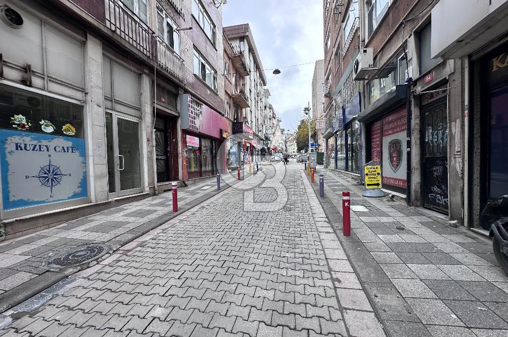 Kadıköy Rasimpaşa Minibüs Yolunda Bahçeli Bodrumlu Dükkan