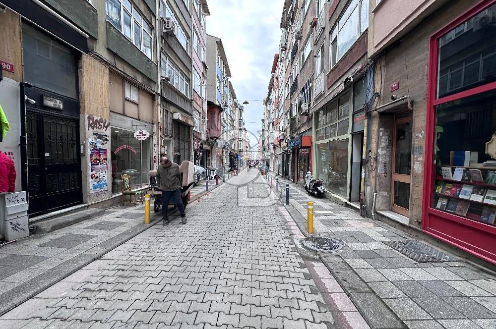 Kadıköy Rasimpaşa Minibüs Yolunda Bahçeli Bodrumlu Dükkan