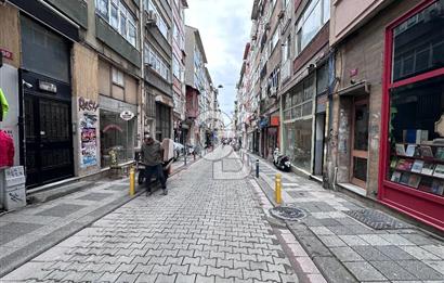 Kadıköy Rasimpaşa Minibüs Yolunda Bahçeli Bodrumlu Dükkan