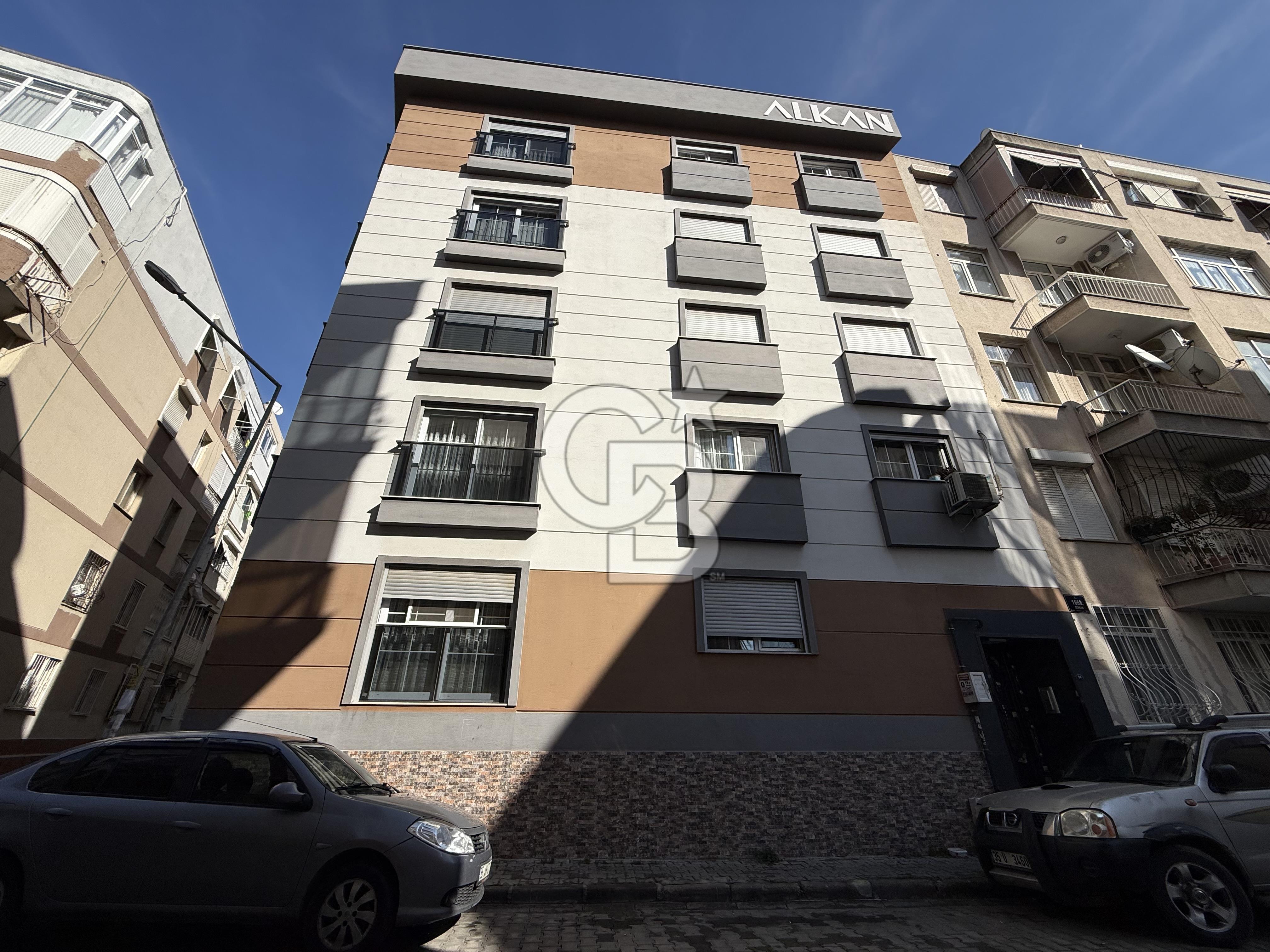 İZMİR KARŞIYAKA ALAYBEY’DE MERKEZİ KONUMDA, KAPALI MUTFAKLI 2+1 DAİRE