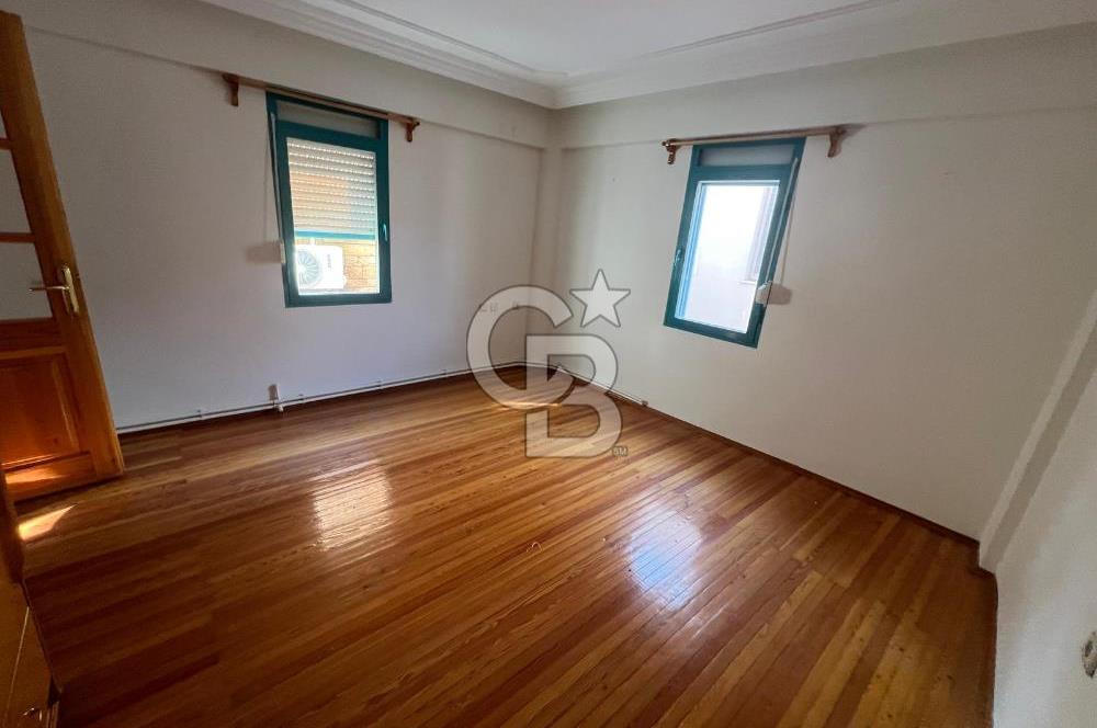 Yenifoça Merkezde Sahile 50 Metre Geniş Kiralık Müstakil Ev