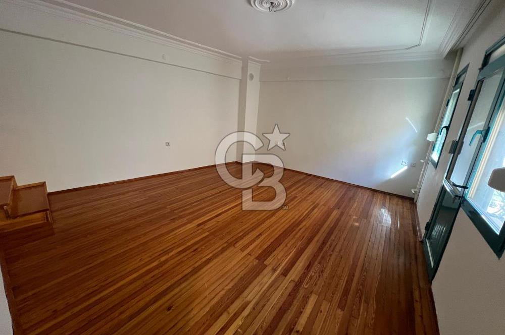 Yenifoça Merkezde Sahile 50 Metre Geniş Kiralık Müstakil Ev