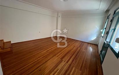 Yenifoça Merkezde Sahile 50 Metre Geniş Kiralık Müstakil Ev