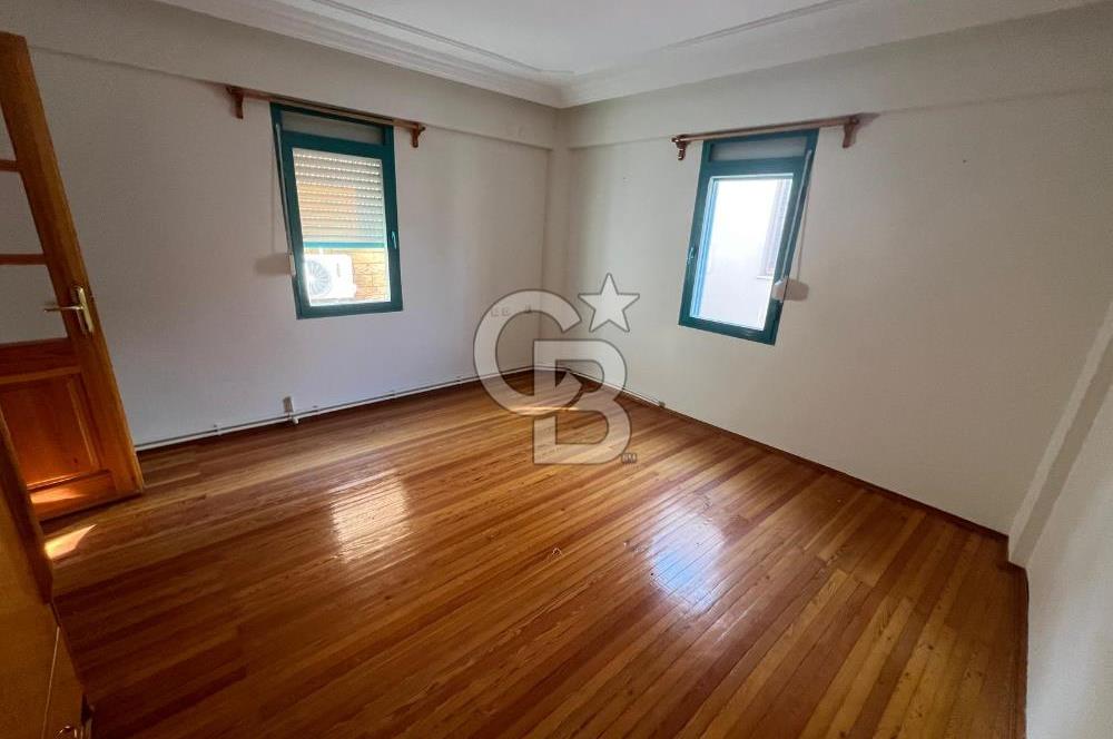 Yenifoça Merkezde Sahile 50 Metre Geniş Kiralık Müstakil Ev