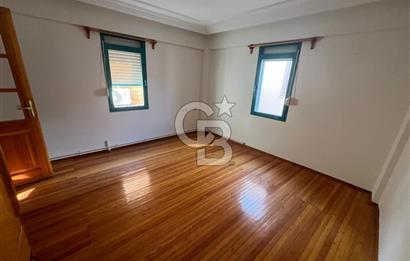 Yenifoça Merkezde Sahile 50 Metre Geniş Kiralık Müstakil Ev