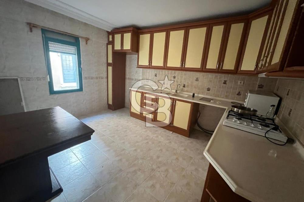 Yenifoça Merkezde Sahile 50 Metre Geniş Kiralık Müstakil Ev