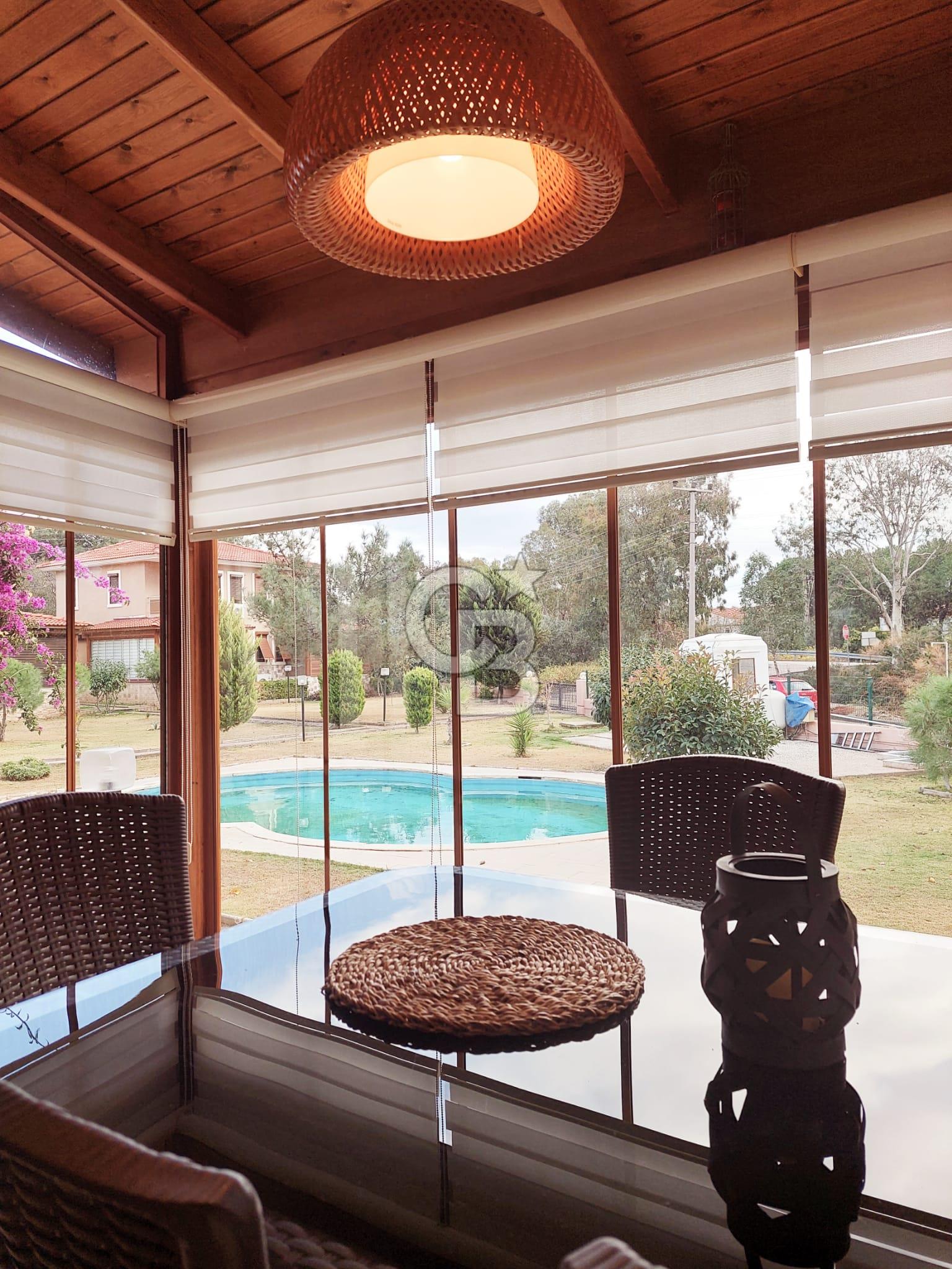 Foça Limnili Sitesinde Eşyalı Kiralık Havuzlu 3+1 Villa