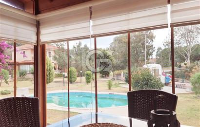 Foça Limnili Sitesinde Eşyalı Kiralık Havuzlu 3+1 Villa