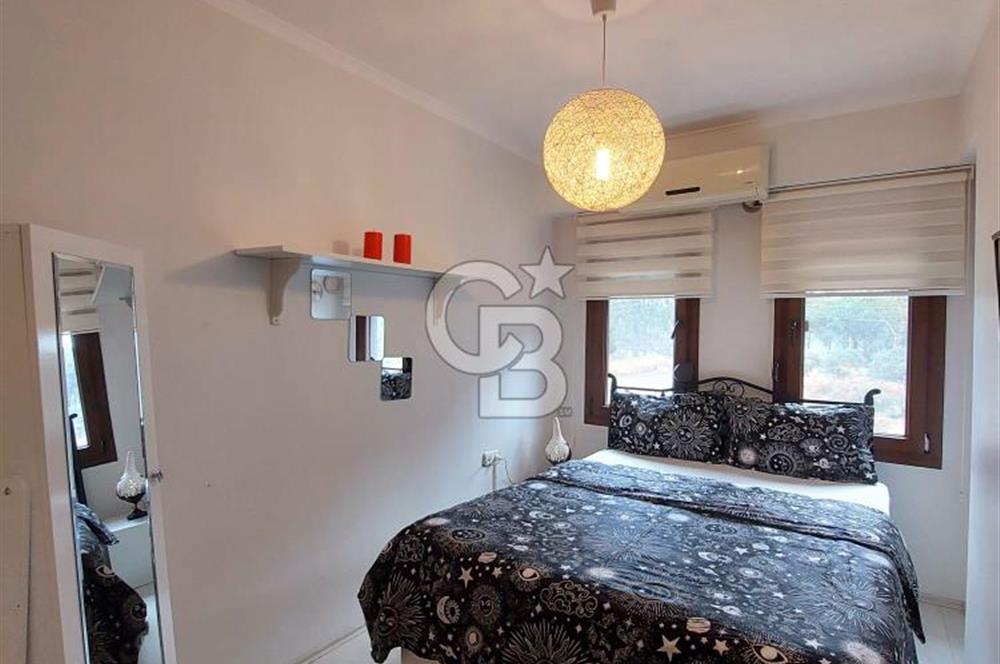 Foça Limnili Sitesinde Eşyalı Kiralık Havuzlu 3+1 Villa