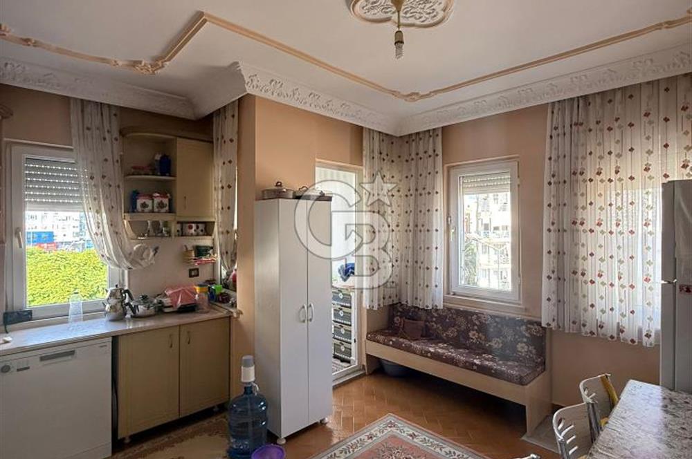 MEYDAN KAVŞAĞINDA SATILIK KATTA TEK DAİRE GENİŞ ARAKAT 3+1