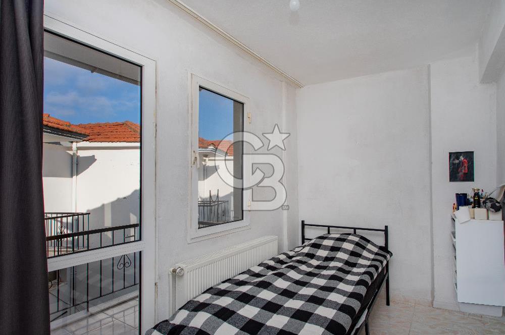 Yenifoça Merkezi Konumda Satılık 3+1 Tripleks Villa