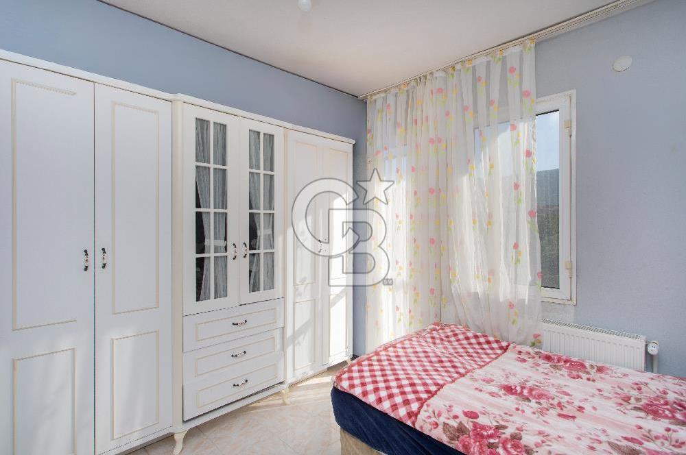 Yenifoça Merkezi Konumda Satılık 3+1 Tripleks Villa