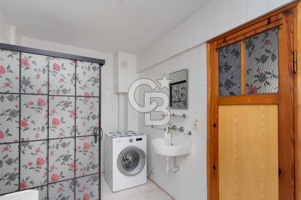 Yenifoça Merkezi Konumda Satılık 3+1 Tripleks Villa