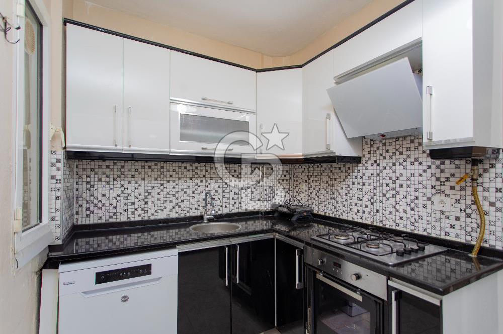 Yenifoça Merkezi Konumda Satılık 3+1 Tripleks Villa