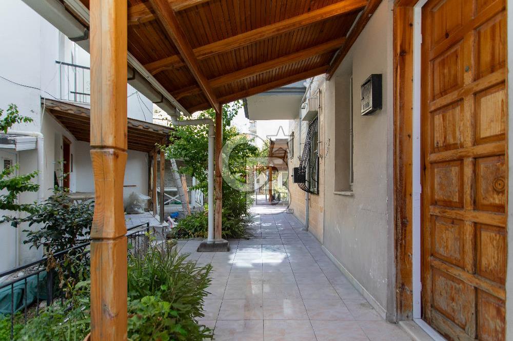 Yenifoça Merkezi Konumda Satılık 3+1 Tripleks Villa