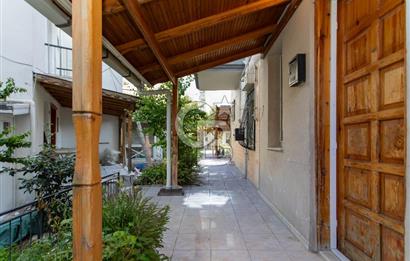 Yenifoça Merkezi Konumda Satılık 3+1 Tripleks Villa