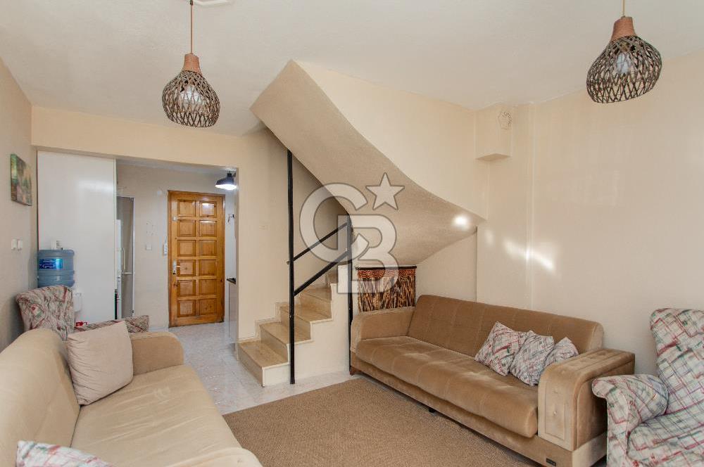 Yenifoça Merkezi Konumda Satılık 3+1 Tripleks Villa