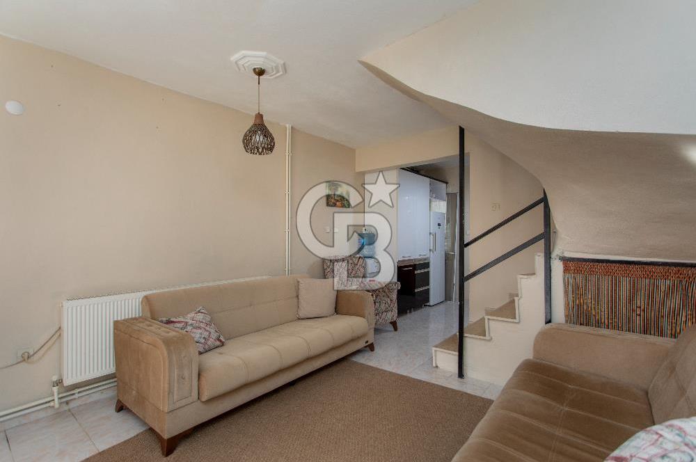 Yenifoça Merkezi Konumda Satılık 3+1 Tripleks Villa