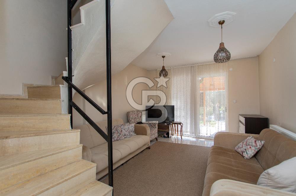 Yenifoça Merkezi Konumda Satılık 3+1 Tripleks Villa