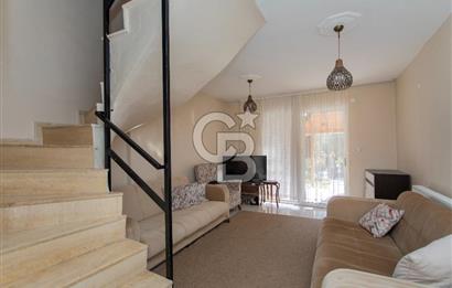 Yenifoça Merkezi Konumda Satılık 3+1 Tripleks Villa