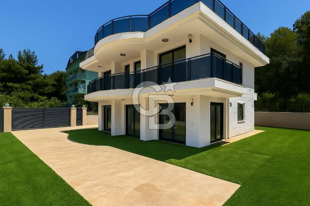 Büyükçekmece'de Deniz Manzaralı Sıfır 6+1 Teraslı Satılık Villa