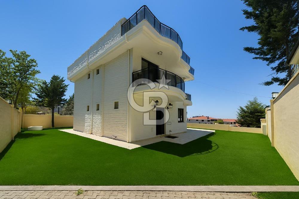 Büyükçekmece'de Deniz Manzaralı Sıfır 6+1 Teraslı Satılık Villa