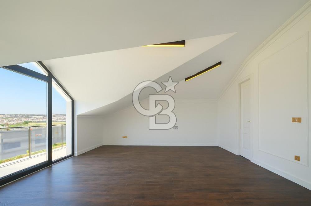 Büyükçekmece'de Deniz Manzaralı Sıfır 6+1 Teraslı Satılık Villa
