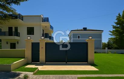 Büyükçekmece'de Deniz Manzaralı Sıfır 6+1 Teraslı Satılık Villa