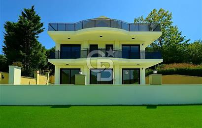 Büyükçekmece'de Deniz Manzaralı Sıfır 6+1 Teraslı Satılık Villa