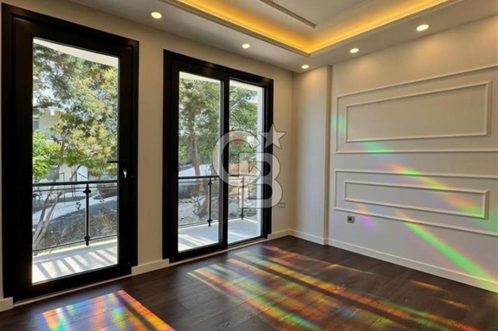 Büyükçekmece'de Deniz Manzaralı Sıfır 6+1 Teraslı Satılık Villa