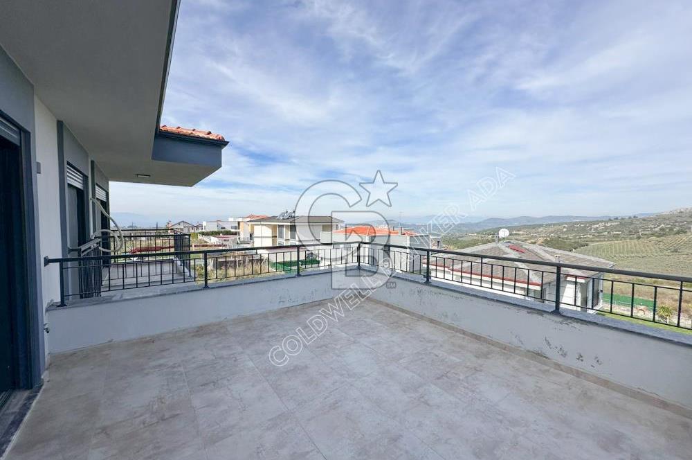 Kuşadası Yaylaköy de deniz manzaralı 7+1 tam müstakil villa