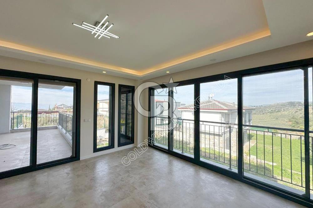 Kuşadası Yaylaköy de deniz manzaralı 7+1 tam müstakil villa