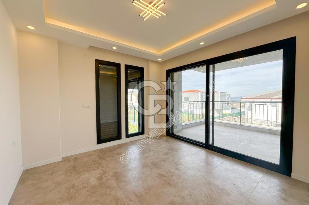 Kuşadası Yaylaköy de deniz manzaralı 7+1 tam müstakil villa