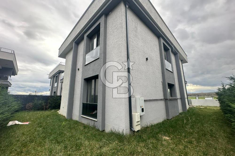 Sakarya'nın Yeni Villa Bölgesinde Müstakil Bahçeli,Havuzlu Villa