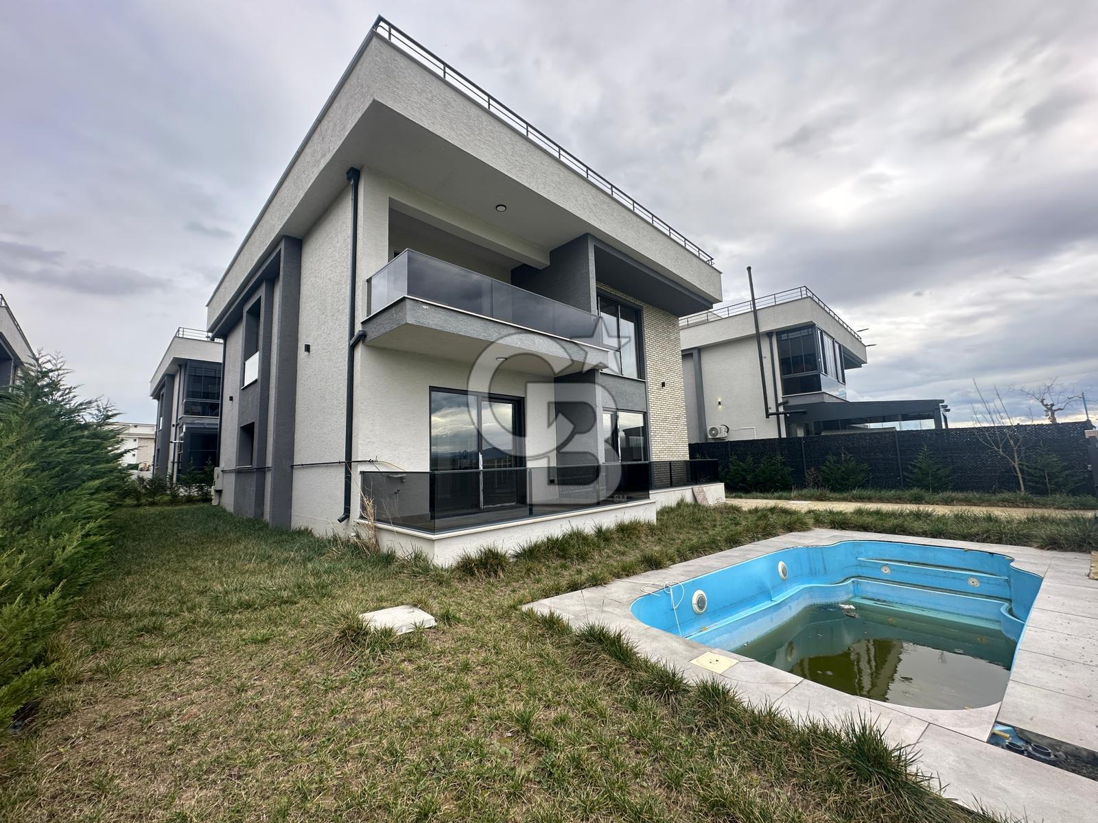 Sakarya'nın Yeni Villa Bölgesinde Müstakil Bahçeli,Havuzlu Villa