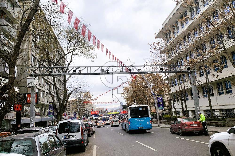 Mithatpaşa Caddesi'nde Satılık Geniş İş Yeri (650m²)