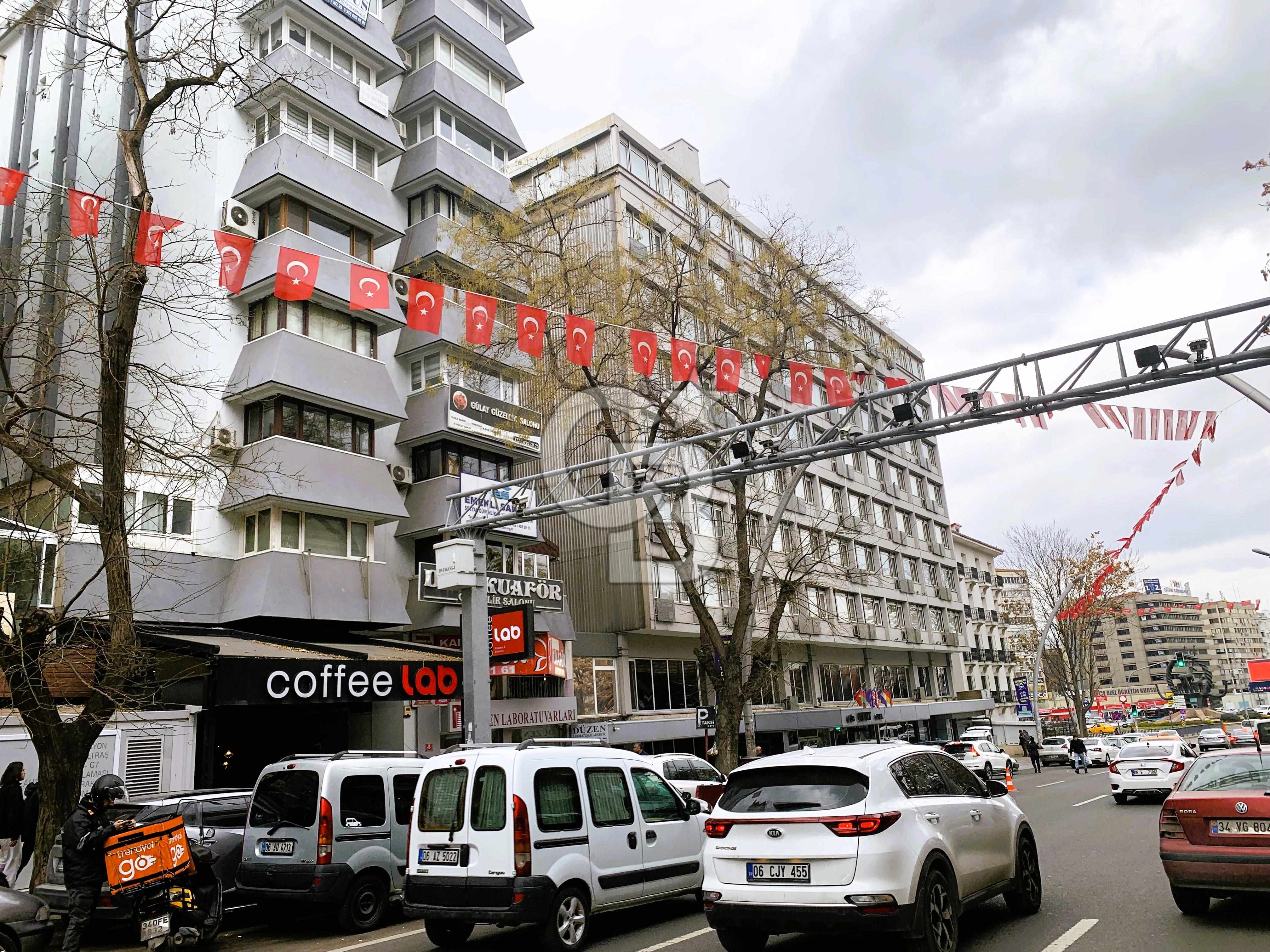 Mithatpaşa Caddesi'nde Satılık Geniş İş Yeri (650m²)