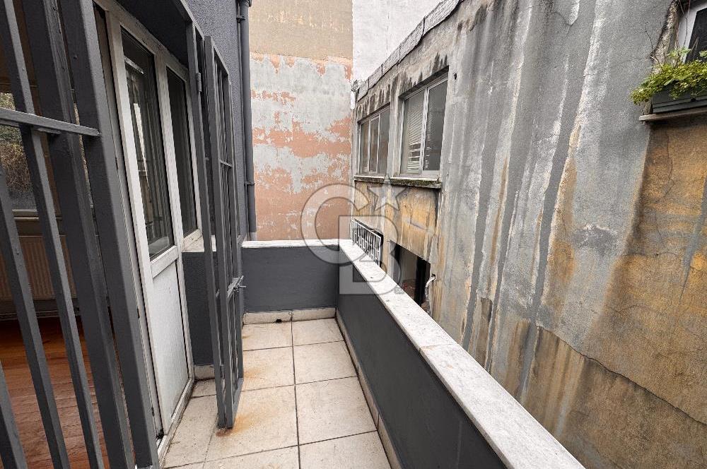 Cihangir’de Galataport’a Komşu Teraslı Ofis&Yaşam İçin İdeal 2+1 Kiralık Daire 