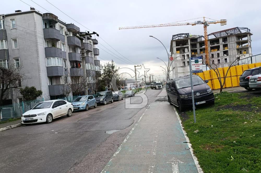 DİLİSKELESİ'NDE HUKUKÇULAR SİTESİNDE,CADDE ÜZERİ, YHT YAKINI 2+1