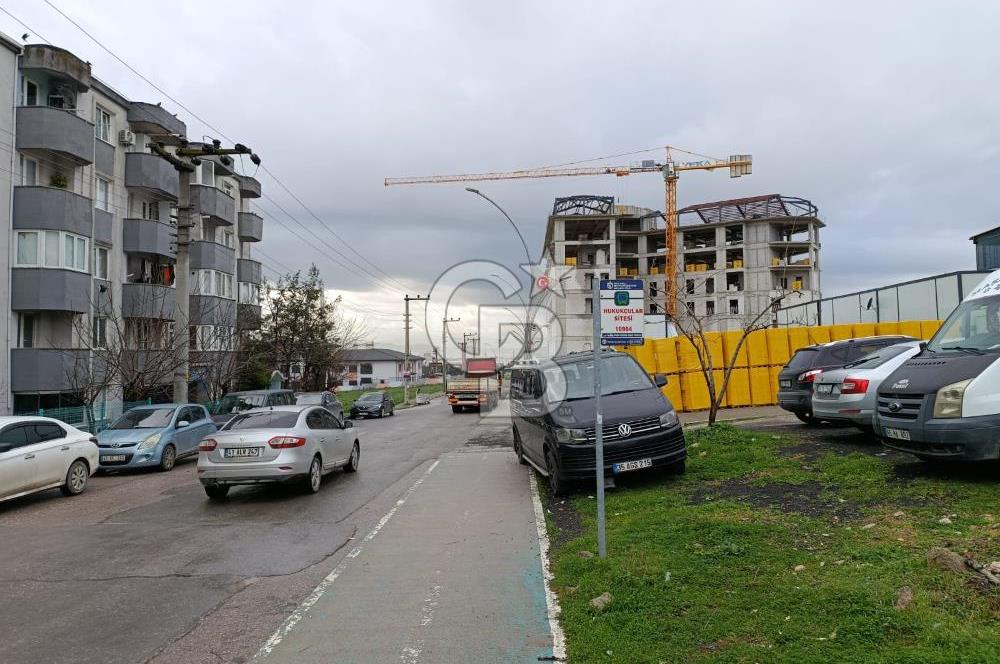 DİLİSKELESİ'NDE HUKUKÇULAR SİTESİNDE,CADDE ÜZERİ, YHT YAKINI 2+1