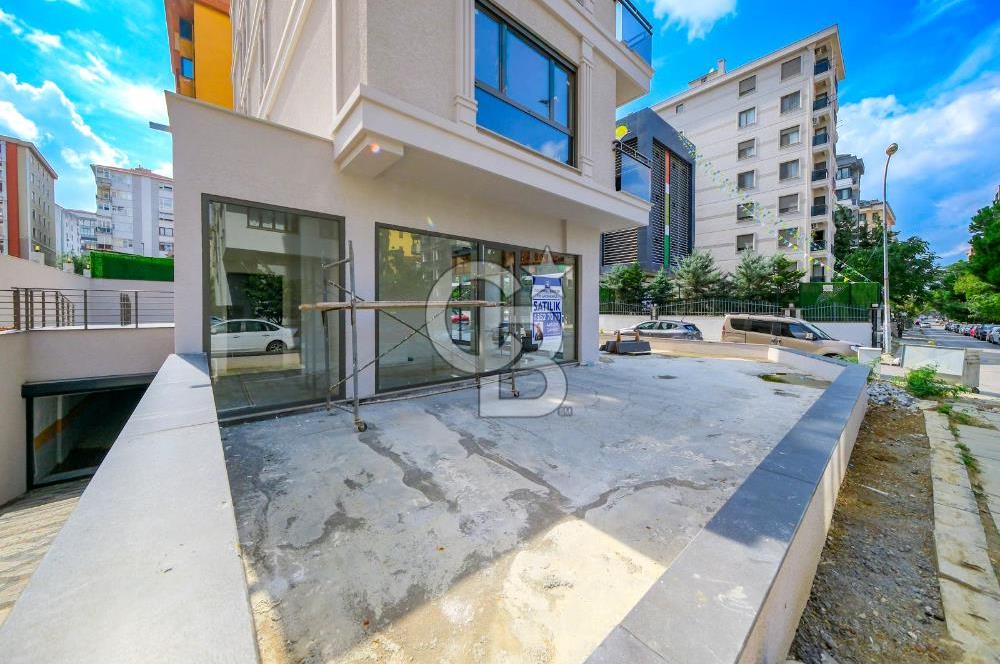 KADIKÖY ZİVERBEYDE CADDEYE 2.BİNADA 200 M2 SATILIK KÖŞE DÜKKAN