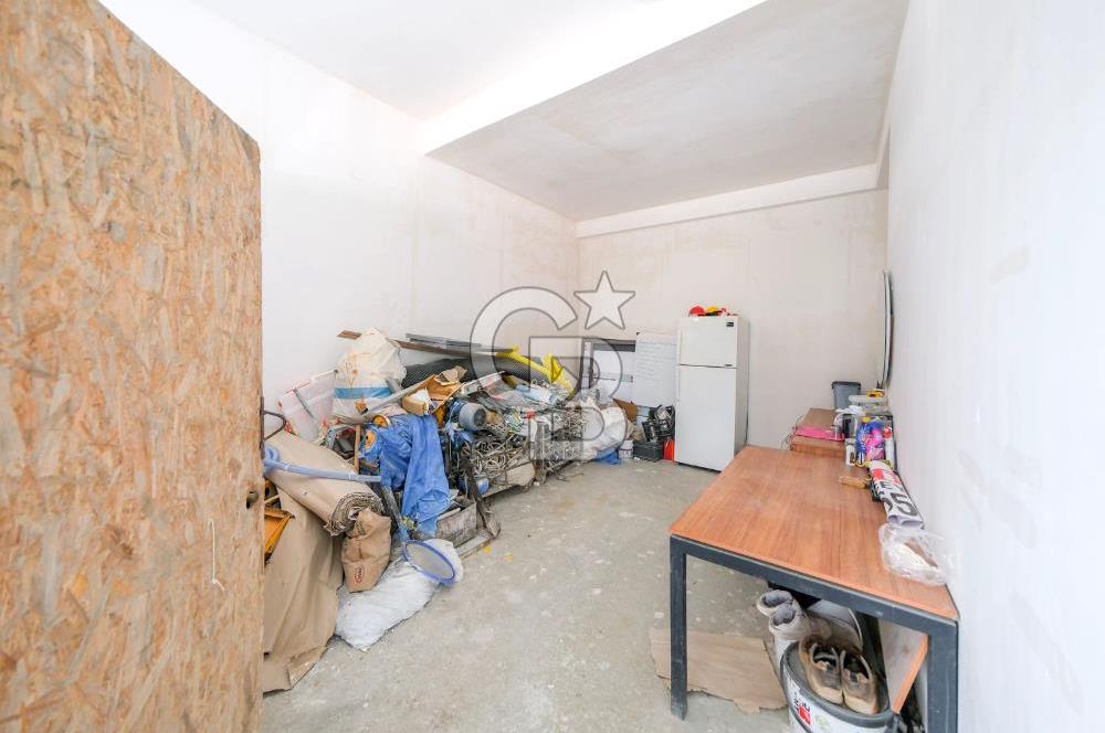 KADIKÖY ZİVERBEYDE CADDEYE 2.BİNADA 200 M2 SATILIK KÖŞE DÜKKAN